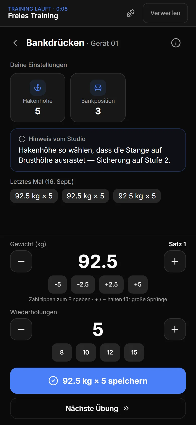 Satz-Logging am Gerät 01: eigene Einstellungen Hakenhöhe 5 und Bankposition 3, Hinweis vom Studio zur Hakenhöhe, die drei Sätze vom letzten Mal, vorbelegtes Gewicht und der Button „92.5 kg × 5 speichern“.